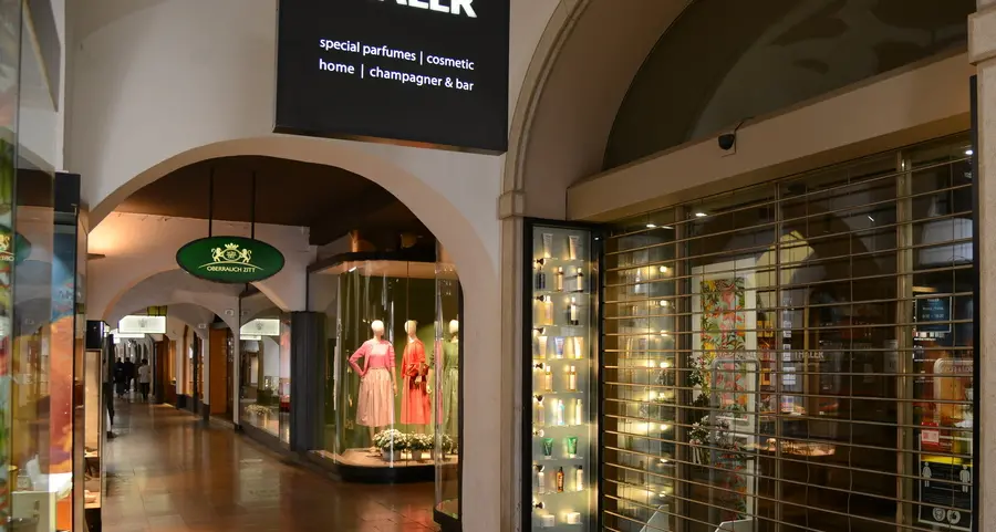 Luci spente di notte, ora il caro energia convince i commercianti