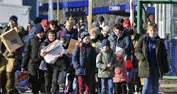 Ucraina, il dramma dei bimbi in fuga da soli al confine
