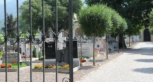 Egna, pochi i posti al cimitero: il Comune realizza 88 loculi