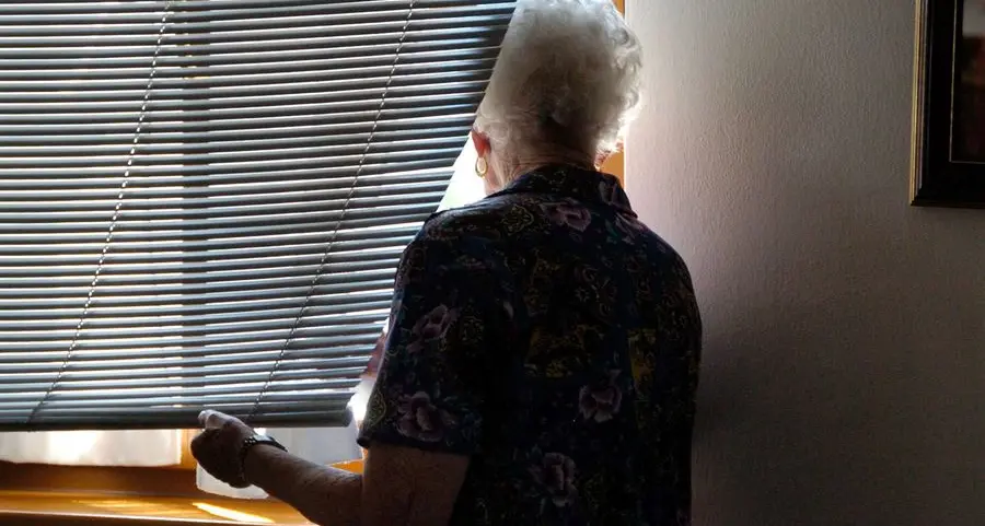 Anziana costretta al buio in casa: staccata la corrente elettrica