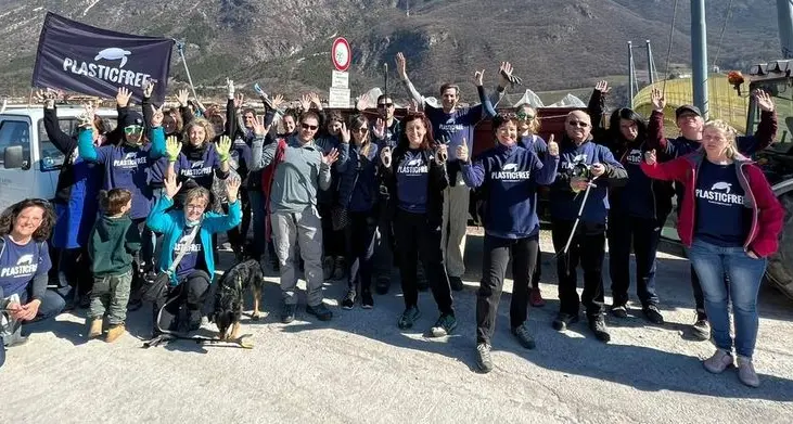 In 40 a ripulire il greto dell'Adige: raccolta una tonnellata di rifiuti