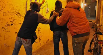 La baby gang affronta un papà: «Insultato e accerchiato»