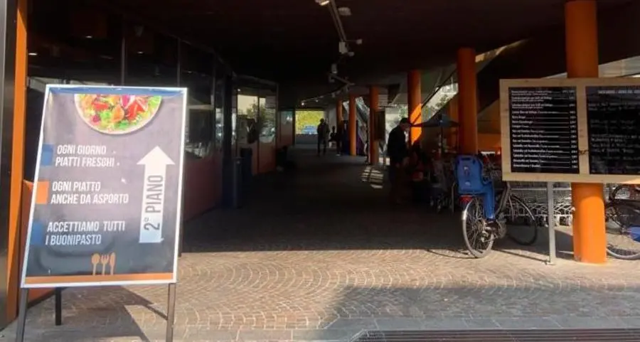Merano, aggredita una guardia al supermercato: «Mi sono difeso con lo spray»