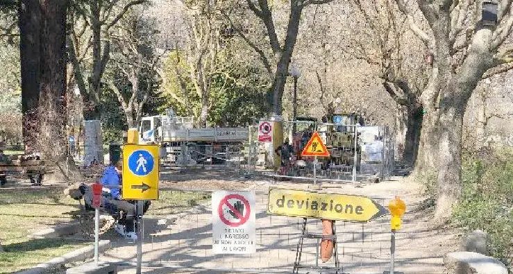Bolzano, una pista ciclabile al parco Petrarca