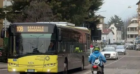 Cade per la frenata del bus: l’odissea di un passeggero