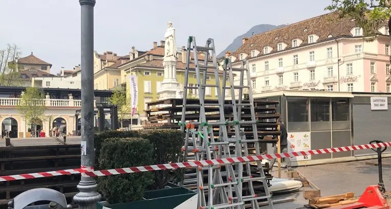 Piazza Walther non aspetta e monta gazebo e plateatici