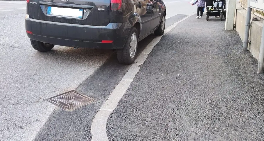 A Merano tolgono i cordoli ai marciapiedi: «Un rischio per tutti i pedoni»