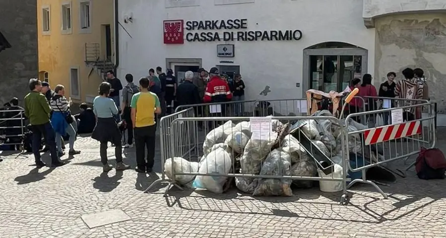 Chiusa, una montagna di rifiuti scaricata in pieno centro