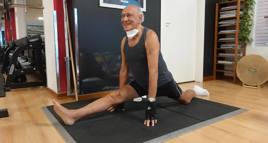A 90 anni in palestra tra “spaccate”, pesi e bilancieri