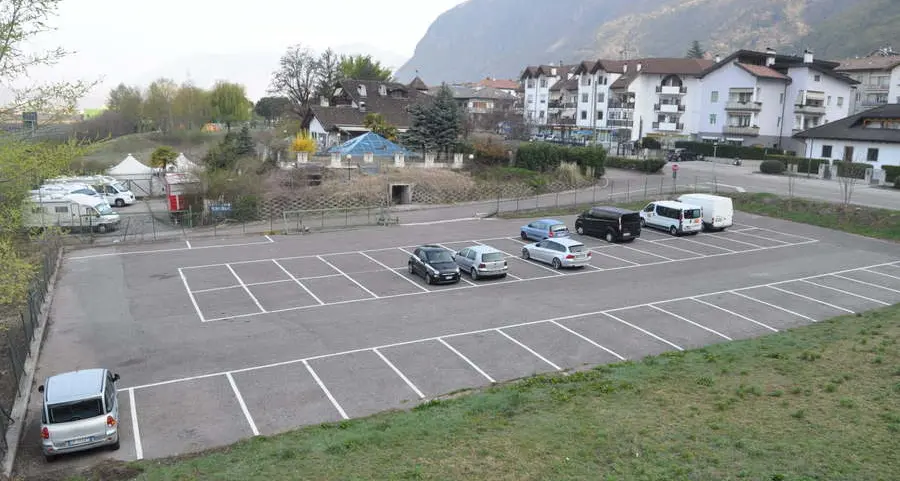 Parcheggio a Pineta, nuove proteste: «Al buio e cancello rotto»