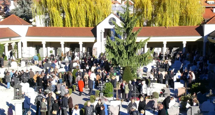 Bressanone, ancora furti al cimitero e violenta lite tra signore