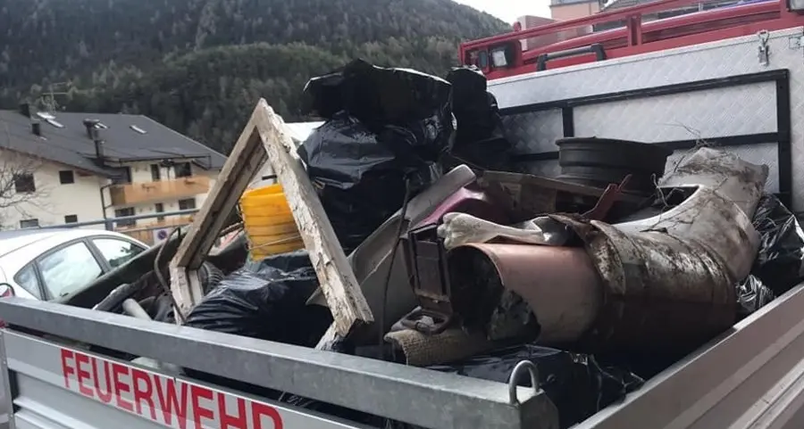 Rifiuti e scarti edili gettati nei boschi a Rio Pusteria