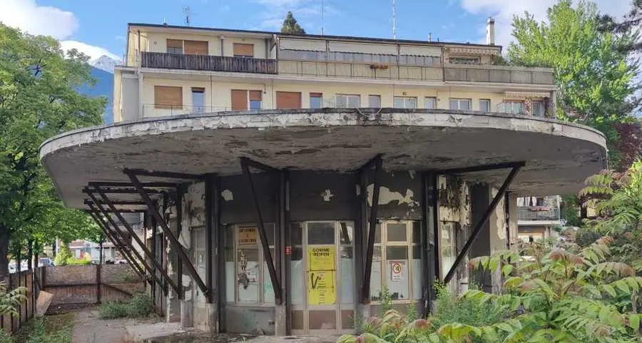 Merano, l’ex distributore Agip di via Piave fra degrado e futuro incerto