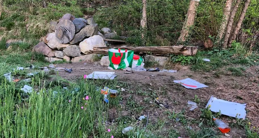 Rifiuti, incendi e alcol nel bosco: allarme a Millan