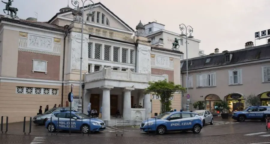 Merano, pugni e manganelli in piazza Teatro