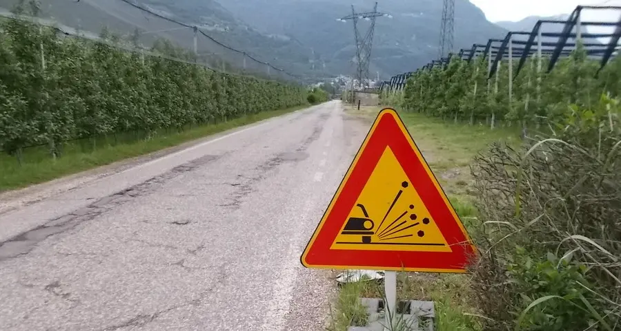 Laives, ciclisti e contadini infuriati per le strade piene di buche