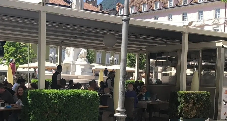 Piazza Walther, ok ai dehors fino a ottobre