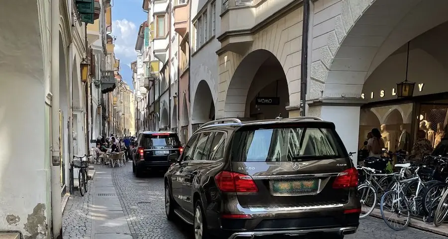 Il giallo dei suv diplomatici a Bolzano: il Comune vuole multarli