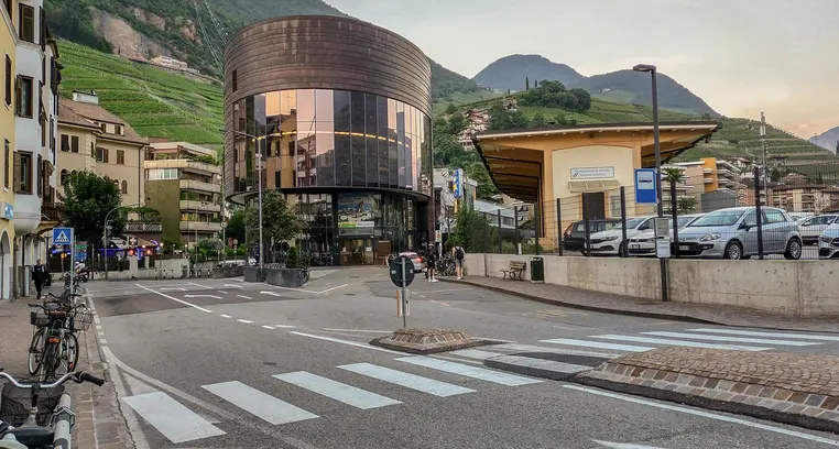 Funivia Renon, tolto il semaforo. I pedoni: «Zebre pericolose»