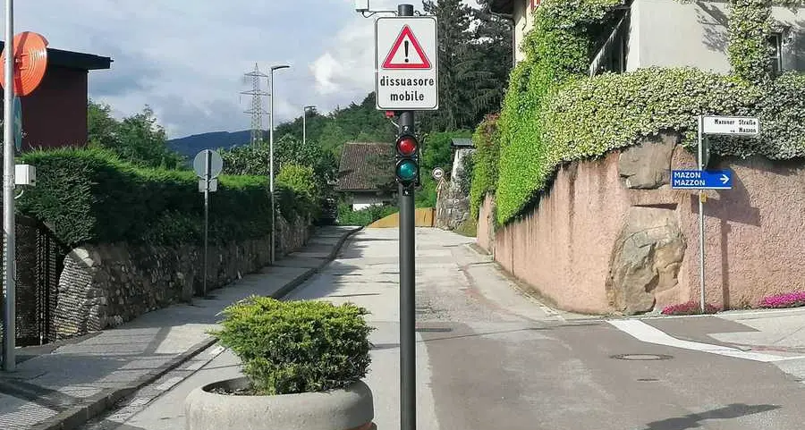 Egna, polemica sui dissuasori in via val di Fiemme