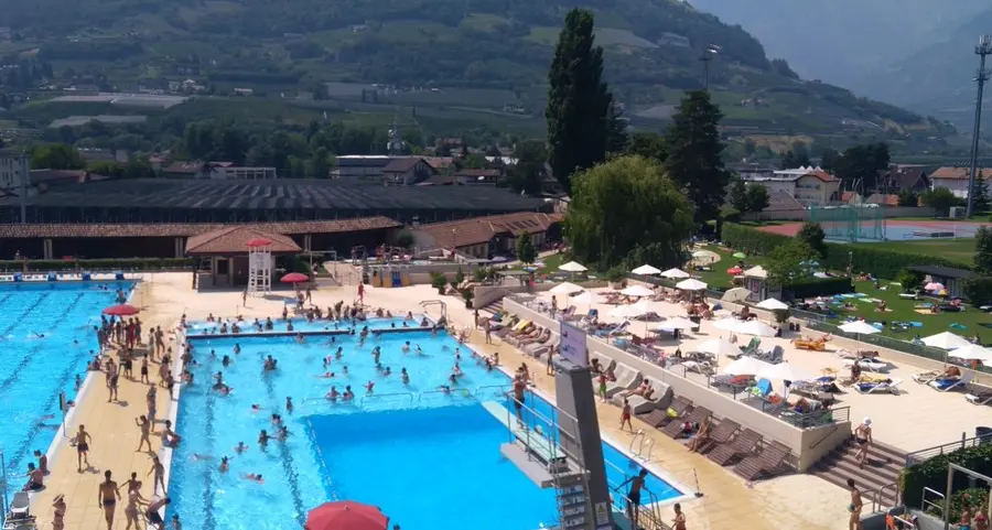 Rubano zaini e scarpe in piscina: scatta il primo «Daspo» al Lido di Merano