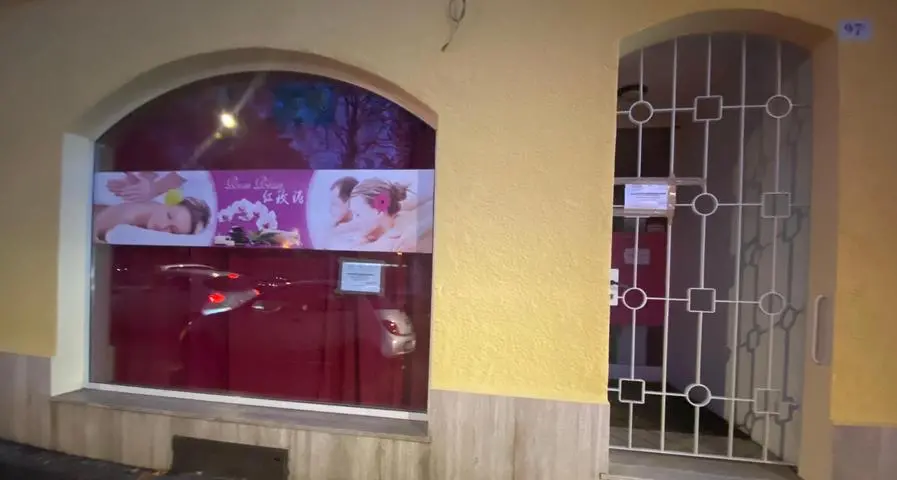 Centro massaggi a luci rosse, la titolare patteggia due anni