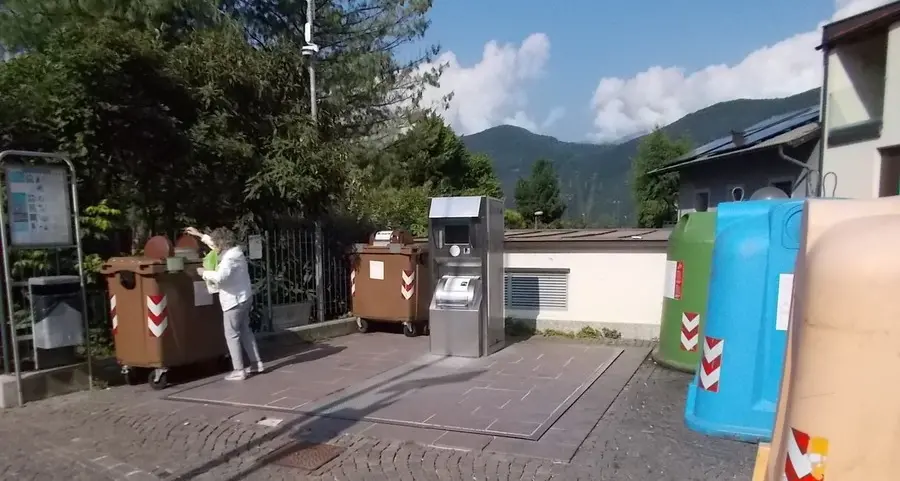 Isole ecologiche, allarme puzza a Laives: «Tettoie per tenerle all’ombra»