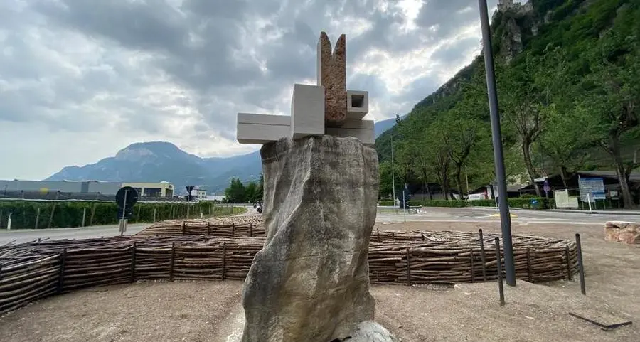 Salorno, ecco la rotatoria d’artista. In partenza altri cantieri