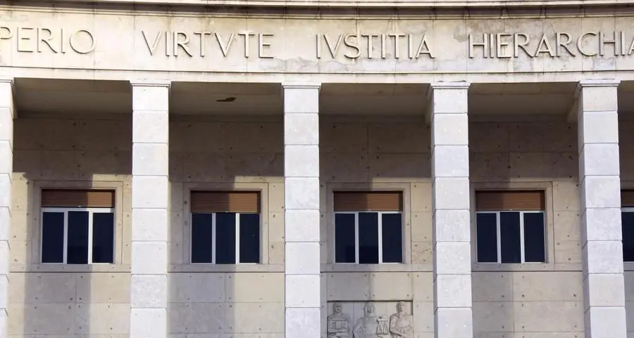 Palpeggiava minorenni al lido e in auto: sessantenne a processo