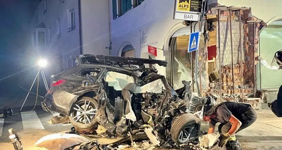 Si schianta su una casa e muore a 37 anni mentre rientra in auto all’hotel