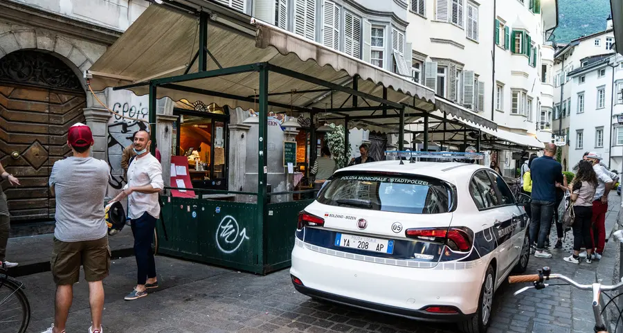 Piazza Erbe, movida continua. Il Comune: «Divieti dalle 24»