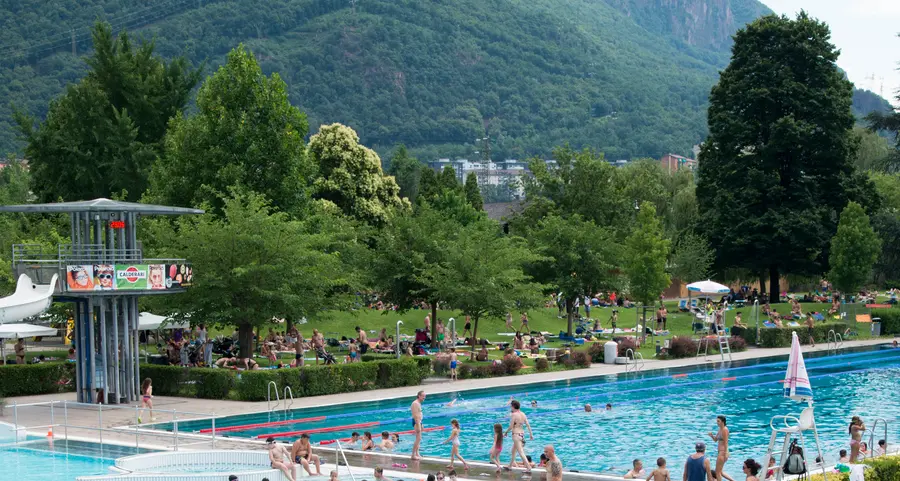 Eccessi al Lido, si studiano le «ronde» contro l’alcol