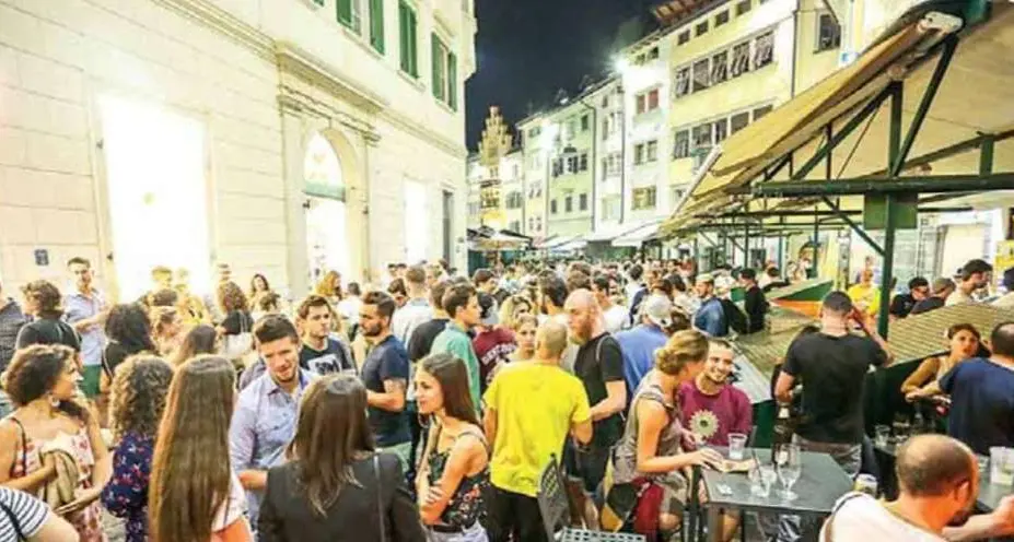 Piazza Erbe, c’è l’ordinanza: stop agli eccessi
