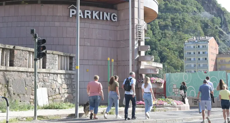 Parcheggi d’oro a Bolzano? Negozi e bar: «Il vero problema è il traffico»