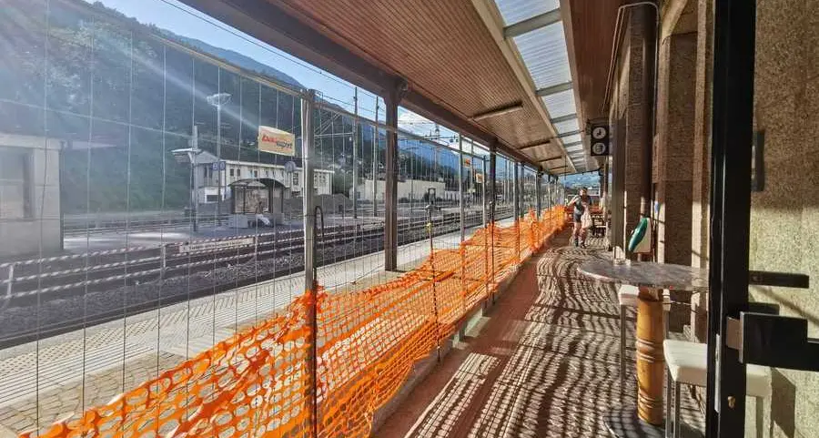 Giovani sui binari in stazione a Bressanone, ecco le reti anti attraversamenti