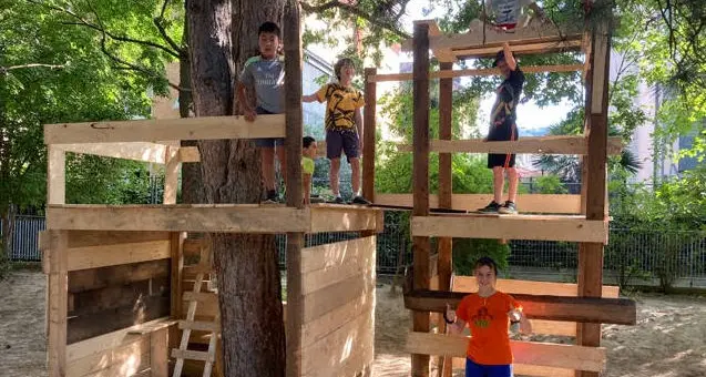 Merano, al parco Tessa spunta un villaggio di casette in legno