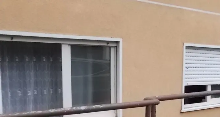 Ancora vandalismi in “zona 46” a Laives: sassi contro le finestre della casa
