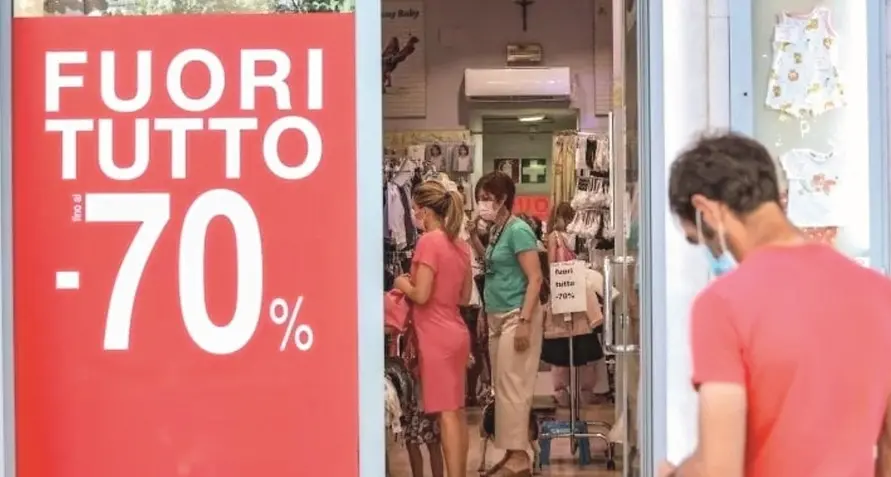 Bolzano, il Comune ai commercianti: «Aria condizionata, chiudete subito le porte dei negozi»