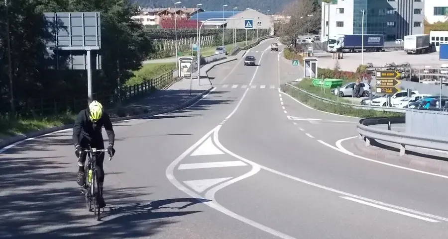 Ciclabili monche e pericolose: ecco i punti critici da sistemare a Laives