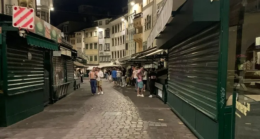 Piazza Erbe, divieti pure in agosto. I baristi: «Costretti a licenziare»