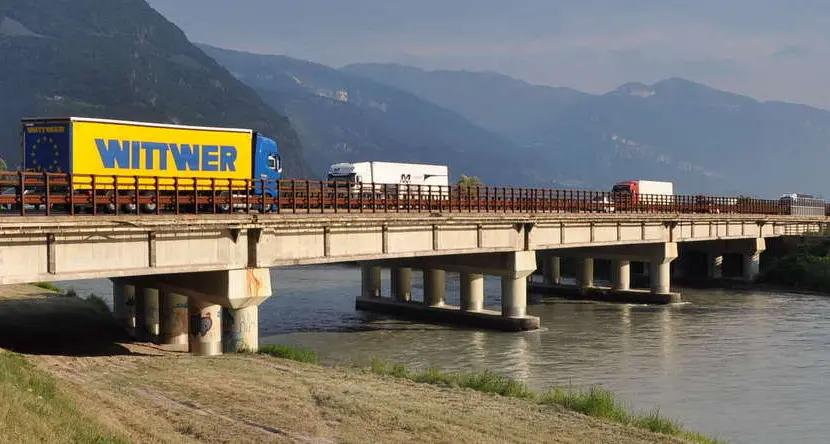 Vadena, troppo basso il ponte sull’Adige
