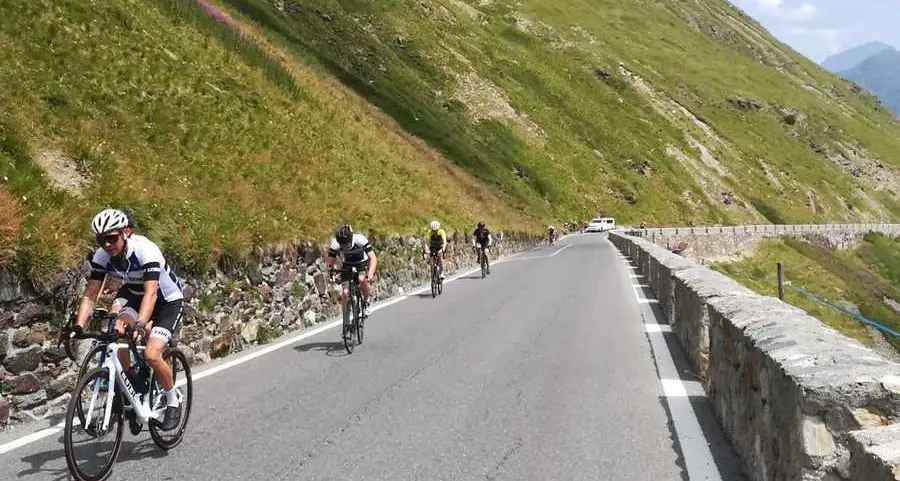I tornanti dello Stelvio contesi da bici e moto