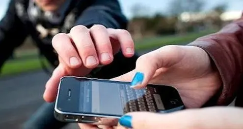 Rubano gli smartphone dalle mani, colpi a raffica a Bolzano