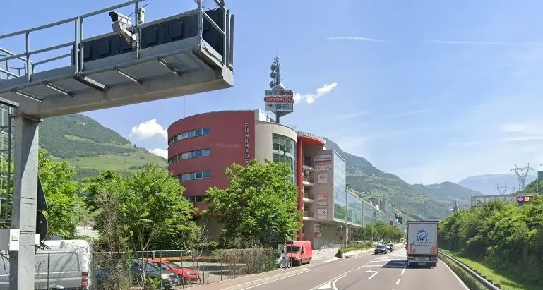 Via Innsbruck: getta il gatto dall’auto e scappa