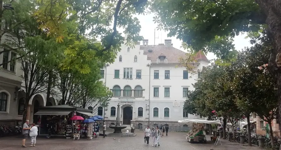 Merano, nella nuova piazza del Grano sparisce il garage per le bici