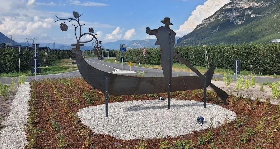 A Cortina spunta la gondola in mezzo alla rotatoria