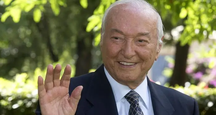 Campidoglio, commozione per l'ultimo saluto a Piero Angela