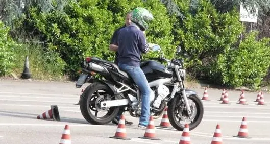 Patente moto, stop all'esame di guida: basta seguire un corso di sette ore