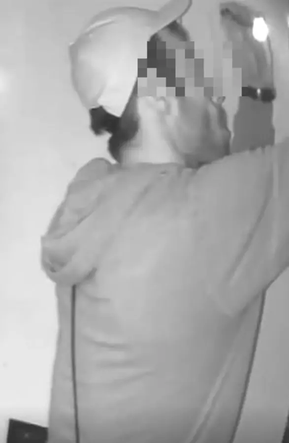 Caccia al ladro col cappellino immortalato dalle telecamere