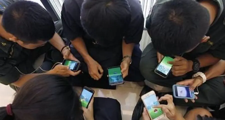 Cellulari e social alle elementari? «La scuola da sola non ce la fa»